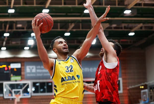 02 05 2021, Basketball, BBL 2020 2021, 32 matchday, s Oliver Wuerzburg ALBA BERLIN, GER, Wuerzburg, s Oliver Arena, picture from left Johannes Thiemann ALBA BERLIN and Brekkott Chapman s Oliver Wuerzburg Copyright: HMBxMedia xHeikoxBecker
