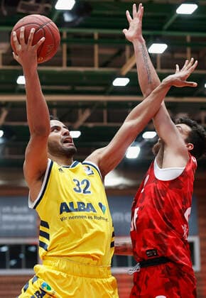 02 05 2021, Basketball, BBL 2020 2021, 32 matchday, s Oliver Wuerzburg ALBA BERLIN, GER, Wuerzburg, s Oliver Arena, picture from left Johannes Thiemann ALBA BERLIN and Brekkott Chapman s Oliver Wuerzburg Copyright: HMBxMedia xHeikoxBecker