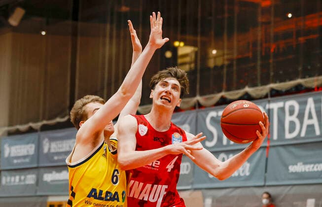 02 05 2021, Basketball, BBL 2020 2021, 32 matchday, s Oliver Wuerzburg ALBA BERLIN, GER, Wuerzburg, s Oliver Arena, picture from left Malte Delow ALBA BERLIN and Julius Boehmer s Oliver Wuerzburg Copyright: HMBxMedia xHeikoxBecker