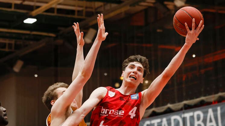 02 05 2021, Basketball, BBL 2020 2021, 32 matchday, s Oliver Wuerzburg ALBA BERLIN, GER, Wuerzburg, s Oliver Arena, picture from left Malte Delow ALBA BERLIN and Julius Boehmer s Oliver Wuerzburg Copyright: HMBxMedia xHeikoxBecker
