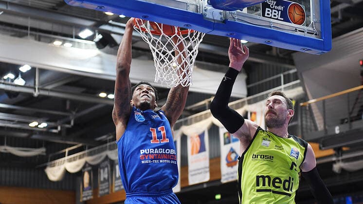 Basketball, 1 Bundesliga, season 2020 2021, 32 matchday, SYNTAINICS MBC Mitteldeutscher Basketball Club Weissenfels vs medi bayreuth 02 05 2021 Kyndahl Hill MBC Weissenfels, back number 11 at the dunk against Matthew Tiby medi Bayreuth, back number 15 at the game Weißenfels vs Bayreuth 02 05 2021 Weißenfels Sachsen Anhalt Germany Stadthalle Weißenfels