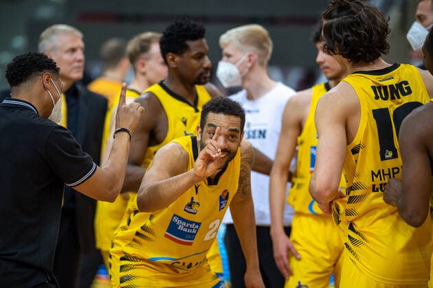 Shows it to Andrew Warren MHP Riesen Ludwigsburg, 24 a point for Aeneas Jung MHP Riesen Ludwigsburg, 10 , MHP Riesen Ludwigsburg vs Telekom Baskets Bonn, Basketball, Bundesliga, easycredit BBL, 32 Spieltag, Spielzeit 2020 2021, 02 05 2021, MHP Riesen Ludwigsburg vs Telekom Baskets Bonn, Basketball, Bundesliga, easycredit BBL, 32 Spieltag, Spielzeit 2020 2021, 02 05 2021 Ludwigsburg Copyright: xEibner-Pressefoto SaschaxWaltherx EP_SWA