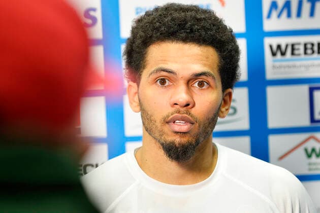 Basketball, 1 Bundesliga, season 2020 2021, 32 matchday, SYNTAINICS MBC Mitteldeutscher Basketball Club Weissenfels vs medi bayreuth 02 05 2021 70 99 34 42 Quinton Hooker MBC Weissenfels, back number 21 after the game Weißenfels vs Bayreuth 02 05 2021 in interview Weißenfels Saxony Anhalt Germany Stadthalle Weißenfels