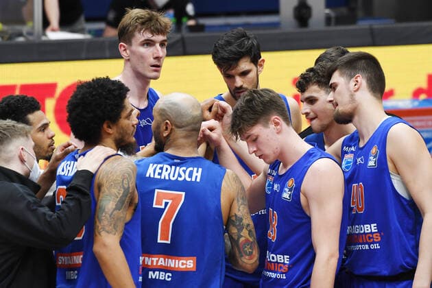 Basketball, 1 Bundesliga, season 2020 2021, 32 matchday, SYNTAINICS MBC Mitteldeutscher Basketball Club Weissenfels vs medi bayreuth 02 05 2021 70 99 players circle SYNTAINICS MBC Mitteldeutscher Basketball Club Weissenfels after the game Weißenfels vs Bayreuth 02 05 2021 To see among others Kyndahl Hill MBC Weissenfels, back number 11 , Quinton Hooker MBC Weissenfels, back number 21 , Deron Washinton MBC Weissenfels, back number 20 , Philipp Hartwich MBC Weissenfels, back number 15 , Sergio Kerusch MBC Weissenfels, back number 7 , Robin Danes MBC Weissenfels, back number 18 , Sandro Antunovic MBC Weissenfels, back number 40 , Marko Krstanovic MBC Weissenfels, back number 6 , Aleksandar Marelja MBC Weissenfels, back number 17 v l n r Weißenfels Sachsen Anhalt Germany Stadthalle Weißenfels