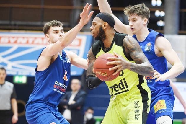 Basketball, 1 Bundesliga, Season 2020 2021, 32 Matchday, SYNTAINICS MBC Mitteldeutscher Basketball Club Weissenfels vs medi bayreuth 02 05 2021 Dererk Pardon medi Bayreuth, backnumber 100 middle on the ball against Marko Krstanovic MBC Weissenfels, backnumber 6 left and Robin Danes MBC Weissenfels, backnumber 18 right during the match Weißenfels vs Bayreuth 02 05 2021 Weißenfels Sachsen Anhalt Germany Stadthalle Weißenfels
