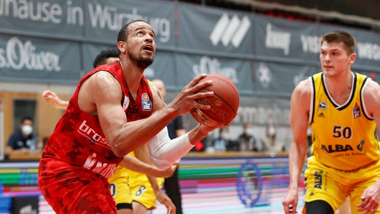 02 05 2021, Basketball, BBL 2020 2021, 32 matchday, s Oliver Wuerzburg ALBA BERLIN, GER, Wuerzburg, s Oliver Arena, picture from left Alex King s Oliver Wuerzburg and Ben Lammers ALBA BERLIN Copyright: HMBxMedia xHeikoxBecker