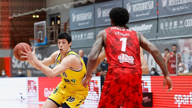 02 05 2021, Basketball, BBL 2020 2021, 32 matchday, s Oliver Wuerzburg ALBA BERLIN, GER, Wuerzburg, s Oliver Arena, picture from left Simone Fontecchio ALBA BERLIN and Perry Jones III s Oliver Wuerzburg Copyright: HMBxMedia xHeikoxBecker