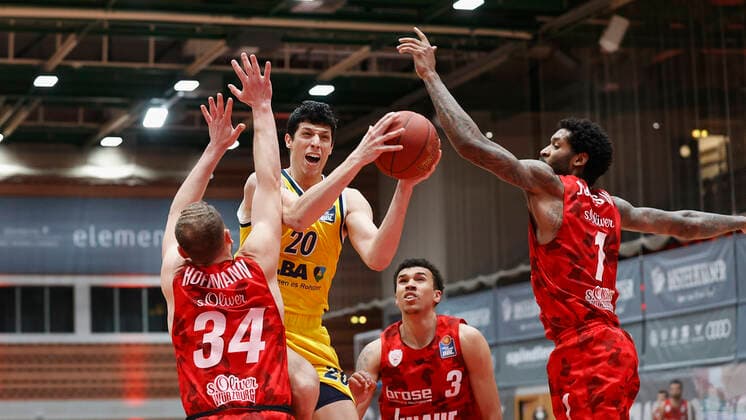 02 05 2021, Basketball, BBL 2020 2021, 32 matchday, s Oliver Wuerzburg ALBA BERLIN, GER, Wuerzburg, s Oliver Arena, picture from left Felix Hoffmann s Oliver Wuerzburg , Simone Fontecchio ALBA BERLIN , Tyson Ward s Oliver Wuerzburg and Perry Jones III s Oliver Wuerzburg Copyright: HMBxMedia xHeikoxBecker