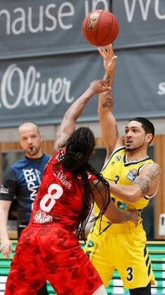 02 05 2021, Basketball, BBL 2020 2021, 32 matchday, s Oliver Wuerzburg ALBA BERLIN, GER, Wuerzburg, s Oliver Arena, picture from left Robert Lowery s Oliver Wuerzburg and Peyton Siva ALBA BERLIN Copyright: HMBxMedia xHeikoxBecker