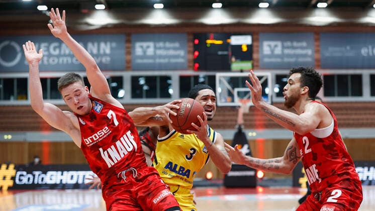 02 05 2021, Basketball, BBL 2020 2021, 32 matchday, s Oliver Wuerzburg ALBA BERLIN, GER, Wuerzburg, s Oliver Arena, picture from left Nils Hassfurther s Oliver Wuerzburg , Peyton Siva ALBA BERLIN and Brekkott Chapman s Oliver Wuerzburg Copyright: HMBxMedia xHeikoxBecker