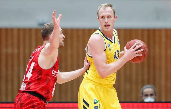 02 05 2021, Basketball, BBL 2020 2021, 32 matchday, s Oliver Wuerzburg ALBA BERLIN, GER, Wuerzburg, s Oliver Arena, picture from left Felix Hoffmann s Oliver Wuerzburg and Luke Sikma ALBA BERLIN Copyright: HMBxMedia xHeikoxBecker
