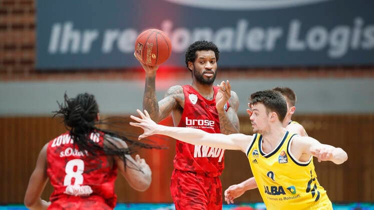 02 05 2021, Basketball, BBL 2020 2021, 32 matchday, s Oliver Wuerzburg ALBA BERLIN, GER, Wuerzburg, s Oliver Arena, picture v li Perry Jones III s Oliver Wuerzburg Copyright: HMBxMedia xHeikoxBecker