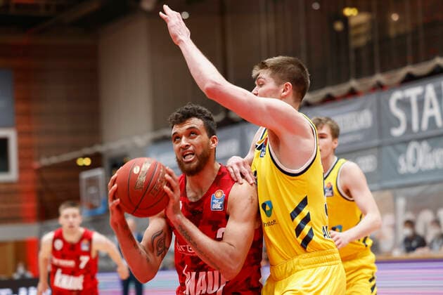 02 05 2021, Basketball, BBL 2020 2021, 32 matchday, s Oliver Wuerzburg ALBA BERLIN, GER, Wuerzburg, s Oliver Arena, picture from left Brekkott Chapman s Oliver Wuerzburg and Ben Lammers ALBA BERLIN Copyright: HMBxMedia xHeikoxBecker