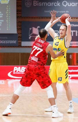 02 05 2021, Basketball, BBL 2020 2021, 32 matchday, s Oliver Wuerzburg ALBA BERLIN, GER, Wuerzburg, s Oliver Arena, picture from left Alex King s Oliver Wuerzburg and Luke Sikma ALBA BERLIN Copyright: HMBxMedia xHeikoxBecker