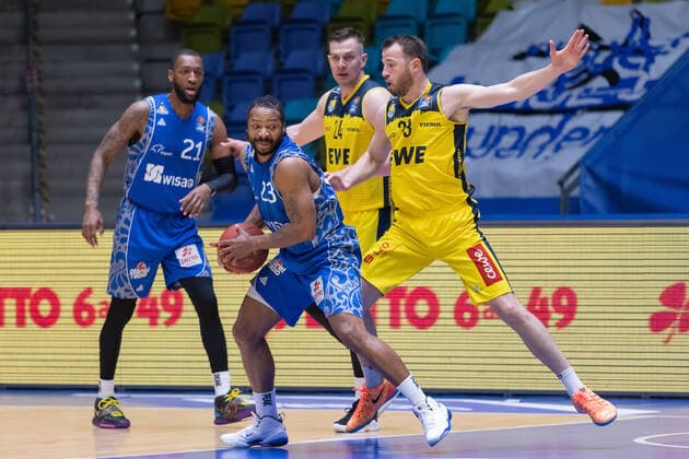 Fraport Skyliners EWE Baskets Oldenburg, easyCredit BBL Philipp Schwethelm Oldenburg, 33 defends against Quantez Robertson Fraport Skyliners, 23 In the background Kamari Murphy Fraport Skyliners, 21 and Rasid Mahalbasic Oldenburg, 24 Basketball match of the easyCredit BBL between Fraport Skyliners and EWE Baskets Oldenburg on 2 May 2021 at Fraport Arena in Frankfurt am Main , Frankfurt am Main Hesse Germany Fraport Arena