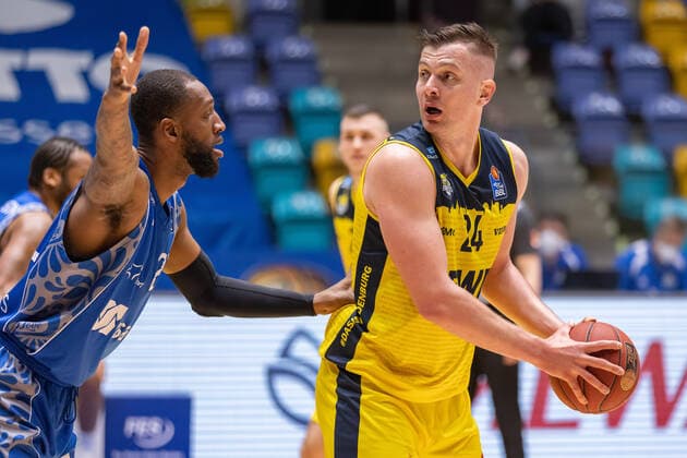Fraport Skyliners EWE Baskets Oldenburg, easyCredit BBL Kamari Murphy Fraport Skyliners, 21, left defends against Rasid Mahalbasic Oldenburg, 24 Basketball match of the easyCredit BBL between Fraport Skyliners and EWE Baskets Oldenburg on 2 May 2021 at Fraport Arena in Frankfurt am Main , Frankfurt am Main Hesse Germany Fraport Arena