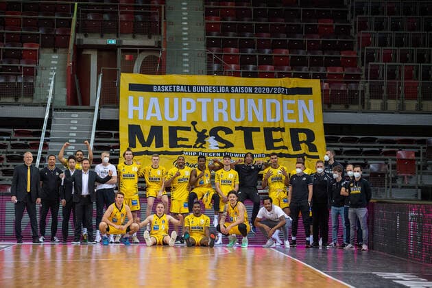 Team photo, main round champion MHP Riesen, MHP Riesen Ludwigsburg vs Telekom Baskets Bonn, basketball, Bundesliga, easycredit BBL, 32 Spieltag, Spielzeit 2020 2021, 02 05 2021, MHP Riesen Ludwigsburg vs Telekom Baskets Bonn, basketball, Bundesliga, easycredit BBL, 32 Spieltag, Spielzeit 2020 2021, 02 05 2021 Ludwigsburg Copyright: xEibner-Pressefoto SaschaxWaltherx EP_SWA