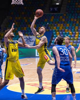 Fraport Skyliners EWE Baskets Oldenburg, easyCredit BBL Keith Hornsby Oldenburg, 4 rises high to the basket, left Norris Agbakoko Oldenburg, 17 Basketball match of the easyCredit BBL between the Fraport Skyliners and EWE Baskets Oldenburg on 2 May 2021 at the Fraport Arena in Frankfurt am Main , Frankfurt am Main Hesse Germany Fraport Arena