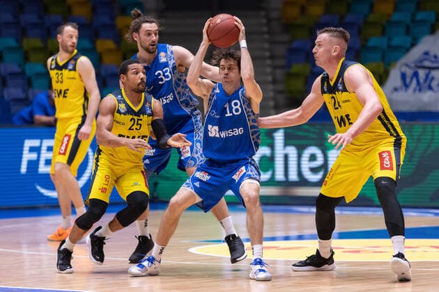 Fraport Skyliners EWE Baskets Oldenburg, easyCredit BBL Joe Rahon Fraport Skyliners, 18 is attacked by Phil Pressey Oldenburg, 25, left, and Rasid Mahalbasic Oldenburg, 24 Behind him Marco Voeller Fraport Skyliners, 33 Basketball match of the easyCredit BBL between Fraport Skyliners and EWE Baskets Oldenburg on 2 May 2021 at Fraport Arena in Frankfurt am Main , Frankfurt am Main Hesse Germany Fraport Arena