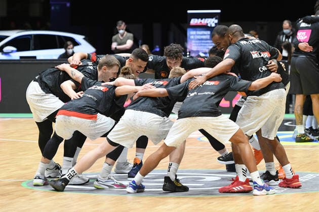 Team of Niners Chemnitz in the circle before kick-off, Niners Chemnitz vs Ratiopharm Ulm, 02 05 2021, easycredit Basketball Bundesliga, GER, Season 2020 21 Niners Chemnitz vs Ratiopharm Ulm, 02 05 2021, easycredit Basketball Bundesliga, GER, Season 2020 21 Chemnitz Copyright: xBertxHarzer xEibner-xPressefotox