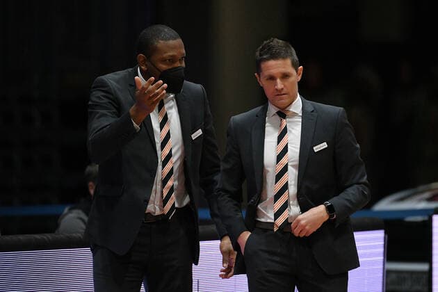 Tyron McCoy Assistant Coach, Ratiopharm Ulm left and Jaka Lakovic Coach, Head Coach, Ratiopharm Ulm right , Niners Chemnitz vs Ratiopharm Ulm, 02 05 2021, easycredit Basketball Bundesliga, GER, Saison 2020 21 Niners Chemnitz vs Ratiopharm Ulm, 02 05 2021, easycredit Basketball Bundesliga, GER, Saison 2020 21 Chemnitz Copyright: xBertxHarzer xEibner-xPressefotox
