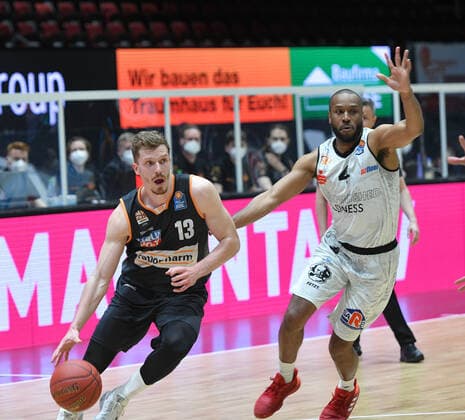 Duel between Andreas Obst Ratiopharm Ulm left and Virgil Matthews Niners Chemnitz right , Niners Chemnitz vs Ratiopharm Ulm, 02 05 2021, easycredit Basketball Bundesliga, GER, Saison 2020 21 Niners Chemnitz vs Ratiopharm Ulm, 02 05 2021, easycredit Basketball Bundesliga, GER, Saison 2020 21 Chemnitz Copyright: xBertxHarzer xEibner-xPressefotox