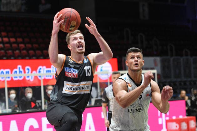 Andreas Obst Ratiopharm Ulm left and Filip Stanic Niners Chemnitz right , Niners Chemnitz vs Ratiopharm Ulm, 02 05 2021, easycredit Basketball Bundesliga, GER, Season 2020 21 Niners Chemnitz vs Ratiopharm Ulm, 02 05 2021, easycredit Basketball Bundesliga, GER, Season 2020 21 Chemnitz Copyright: xBertxHarzer xEibner-xPressefotox