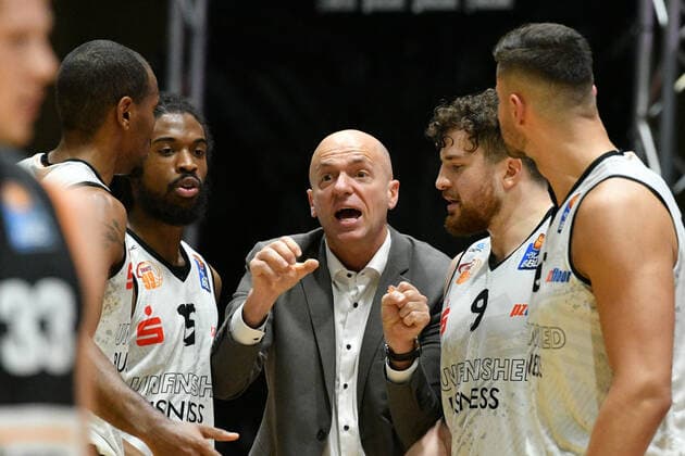 Rodrigo Pastore coach, head coach, Niners Chemnitz gives instructions, Niners Chemnitz vs Ratiopharm Ulm, 02 05 2021, easycredit Basketball Bundesliga, GER, season 2020 21 Niners Chemnitz vs Ratiopharm Ulm, 02 05 2021, easycredit Basketball Bundesliga, GER, season 2020 21 Chemnitz Copyright: xBertxHarzer xEibner-xPressefotox