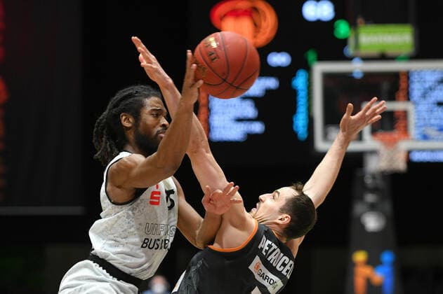 John Petrucelli Ratiopharm Ulm r and Marcus Thornton Niners Chemnitz l , Niners Chemnitz vs Ratiopharm Ulm, 02 05 2021, easycredit Basketball Bundesliga, GER, Season 2020 21 Niners Chemnitz vs Ratiopharm Ulm, 02 05 2021, easycredit Basketball Bundesliga, GER, Season 2020 21 Chemnitz Copyright: xBertxHarzer xEibner-xPressefotox
