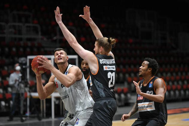 Dylan Osetkowski Ratiopharm Ulm center, Troy Caupain Ratiopharm Ulm right and Filip Stanic Niners Chemnitz left , Niners Chemnitz vs Ratiopharm Ulm, 02 05 2021, easycredit Basketball Bundesliga, GER, Season 2020 21 Niners Chemnitz vs Ratiopharm Ulm, 02 05 2021, easycredit Basketball Bundesliga, GER, Season 2020 21 Chemnitz Copyright: xBertxHarzer xEibner-xPressefotox