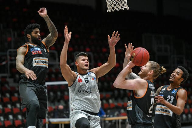 Dylan Osetkowski Ratiopharm Ulm 2 v right , Troy Caupain Ratiopharm Ulm right , Cameron Clark Ratiopharm Ulm left and Filip Stanic Niners Chemnitz 2 v left , Niners Chemnitz vs Ratiopharm Ulm, 02 05 2021, easycredit Basketball Bundesliga, GER, Season 2020 21 Niners Chemnitz vs Ratiopharm Ulm, 02 05 2021, easycredit Basketball Bundesliga, GER, Season 2020 21 Chemnitz Copyright: xBertxHarzer xEibner-xPressefotox