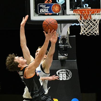 Kristofer Krause Ratiopharm Ulm in front and Jonas Richter Niners Chemnitz behind, Niners Chemnitz vs Ratiopharm Ulm, 02 05 2021, easycredit Basketball Bundesliga, GER, season 2020 21 Niners Chemnitz vs Ratiopharm Ulm, 02 05 2021, easycredit Basketball Bundesliga, GER, season 2020 21 Chemnitz Copyright: xBertxHarzer xEibner-xPressefotox