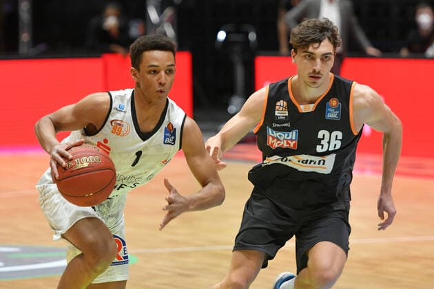 Kristofer Krause Ratiopharm Ulm r and Brendan Gregori Niners Chemnitz l , Niners Chemnitz vs Ratiopharm Ulm, 02 05 2021, easycredit Basketball Bundesliga, GER, Season 2020 21 Niners Chemnitz vs Ratiopharm Ulm, 02 05 2021, easycredit Basketball Bundesliga, GER, Season 2020 21 Chemnitz Copyright: xBertxHarzer xEibner-xPressefotox