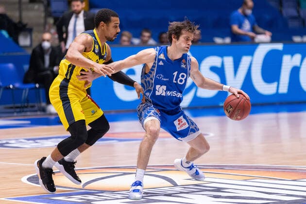 Fraport Skyliners EWE Baskets Oldenburg, easyCredit BBL Joe Rahon Fraport Skyliners, 18, right vs Phil Pressey Oldenburg, 25 Basketball match of the easyCredit BBL between Fraport Skyliners and EWE Baskets Oldenburg on 2 May 2021 at Fraport Arena in Frankfurt am Main , Frankfurt am Main Hesse Germany Fraport Arena