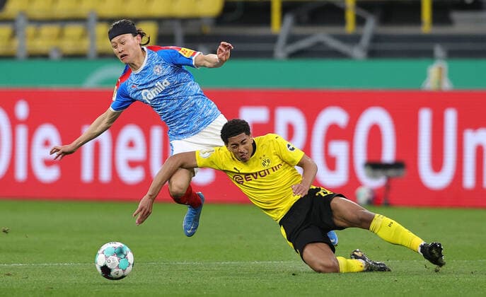 firo : 01.05.2021, Fußball: Fussball: DFB-Pokal, Halbfinale,Saison 2020 21 BVB , Borussia Dortmund - Holstein Kiel firo : 01.05.2021, Fußball: Fussball: DFB-Pokal, Halbfinale,Saison 2020 21 BVB , Borussia Dortmund - Holstein Kiel 5:0 Jae Sung LEE,Kiel, links gegen Jude BELLINGHAM Foto: Ralf Ibing firo Sportphoto pool via Norbert Schmidt Dortmund Bundesland NRW Deutschland *** firo 01 05 2021, Football DFB Pokal, Halbfinale,Saison 2020 21 BVB , Borussia Dortmund Holstein Kiel firo 01 05 2021, Football DFB Pokal, Halbfinale,Saison 2020 21 BVB , Borussia Dortmund Holstein Kiel 5 0 Jae Sung LEE,Kiel, left against Jude BELLINGHAM Foto Ralf Ibing firo Sportphoto pool via Norbert Schmidt n I Dortmund Bundesland NRW Germany Poolfoto Ralf Ibing firo Sportphoto pool via Norbert Schmidt ,EDITORIAL USE ONLY