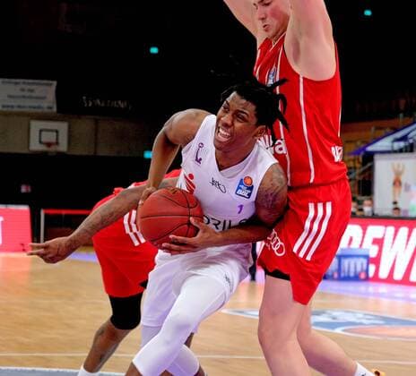 GSD zje123 season 2020 21 Easy credit Basketball Bundesliga BG Göttingen FC Bayern Munich Göttingens Deishuan Booker on the ball against Bayerns Matej Rudan