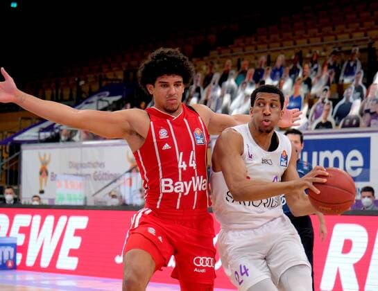 GSD zje123 season 2020 21 Easy credit Basketball Bundesliga BG Göttingen FC Bayern Munich Göttingens Aubrey Dawkins on the ball against Bayerns Sasha Grant.