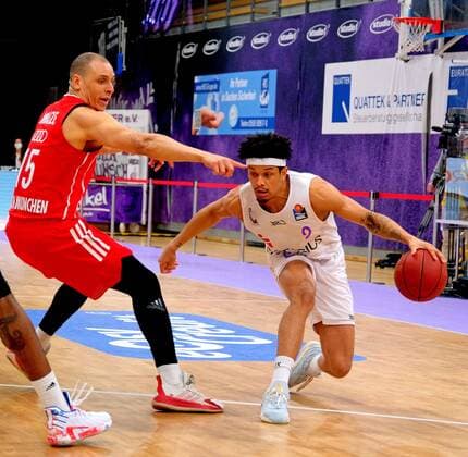 GSD zje123 Season 2020 21 Easy credit Basketball Bundesliga BG Göttingen FC Bayern Munich Göttingens Nelson Weidemann on the ball against Bayerns Robin Amaize.