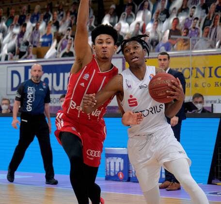 GSD zje123 season 2020 21 Easy credit Basketball Bundesliga BG Göttingen FC Bayern Munich Göttingens Deishuan Booker on the ball against Bayerns Jason George.