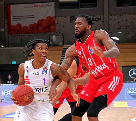 GSD zje123 season 2020 21 Easy credit Basketball Bundesliga BG Göttingen FC Bayern Munich Göttingens Deishuan Booker on the ball against Bayerns Jalen Reynolds.