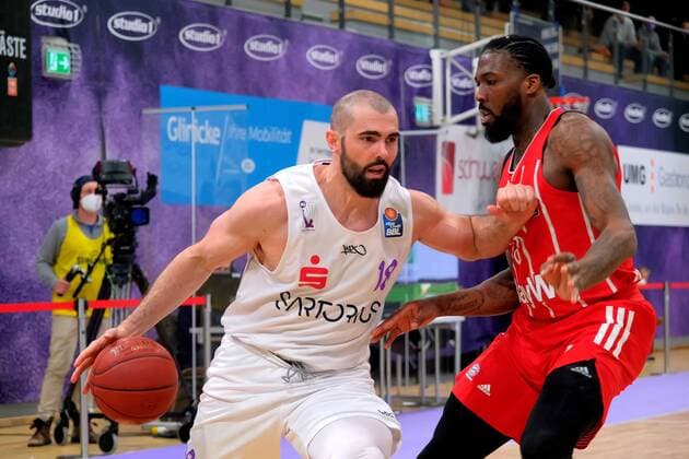 GSD zje123 season 2020 21 Easy credit Basketball Bundesliga BG Göttingen FC Bayern Munich Göttingens Harper Kamp on the ball against Bayerns Jalen Reynolds.