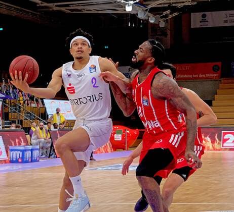 GSD zje123 season 2020 21 Easy credit Basketball Bundesliga BG Göttingen FC Bayern Munich Göttingens Nelson Weidemann on the ball against Bayerns Jalen Reynolds.