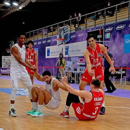 GSD zje123 season 2020 21 Easy credit Basketball Bundesliga BG Göttingen FC Bayern Munich Göttingens v l Deishuan Booker, Marvin Omuvwie Bayerns David Krämer and Erol Ersek.