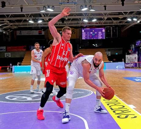 GSD zje123 Season 2020 21 Easy credit Basketball Bundesliga BG Göttingen FC Bayern Munich Göttingens Dennis Kramer on the ball against Bayerns Leon Radosevic.
