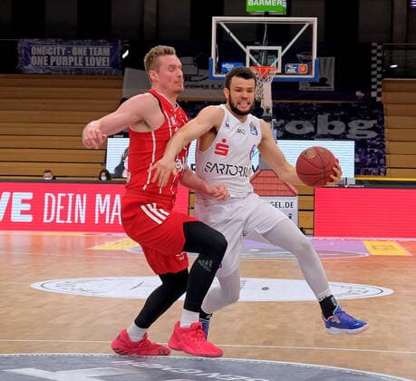 GSD zje123 Season 2020 21 Easy credit Basketball Bundesliga BG Göttingen FC Bayern Munich Göttingens Luke Nelson on the ball against Bayerns Leon Radesevic.