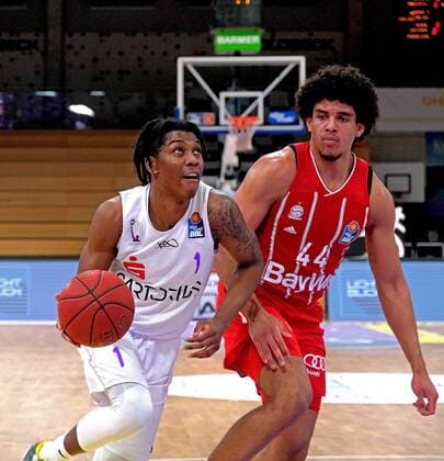 GSD zje123 season 2020 21 Easy credit Basketball Bundesliga BG Göttingen FC Bayern Munich Göttingens Deishuan Booker on the ball against Bayerns Sasha Grant.