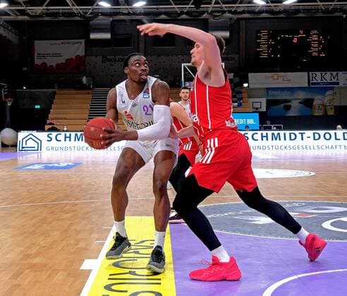 GSD zje123 season 2020 21 Easy credit Basketball Bundesliga BG Göttingen FC Bayern Munich Göttingens Tai Odiase on the ball against Bayerns Leon Radosevic.