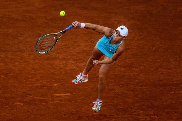 Australian tennis player Ashleigh Barty returns the ball to Polish Iga Swiatek during their match at the Mutua Madrid Open tennis tournament game held at La Caja Magica tennis complex in Madrid, Spain, 03 May 2021. Ashleigh Barty vs Iga Swiatek !ACHTUNG: NUR REDAKTIONELLE NUTZUNG!  Copyright: xJuanJoxMartinx GRAF8388 20210503-637556700136490246