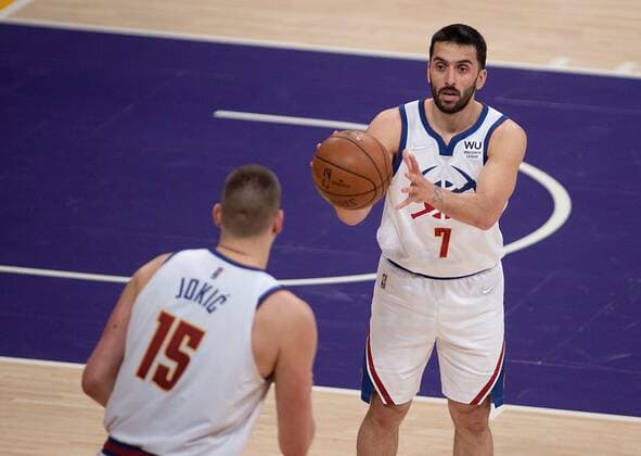 Los Angeles (United States), 03 05 2021.- Facundo Campazzo (R) of the Nuggets passes the ball to teammate Nikola Jokic during the NBA, Basketball Herren, USA game between Los Angeles Lakers and Denver Nuggets, at the Staples Center in Los Angeles, California, USA, 03 May 2021. Los Angeles Lakers vs. Denver Nuggets !ACHTUNG: NUR REDAKTIONELLE NUTZUNG!  Copyright: xJavierxRojasx AME4918 20210504-637557050291134816