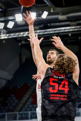 left David Kravish Brose Bamberg, 45 right 54 John Bryant JobStairs Giessen 46ers Brose Bamberg JobStairs Giessen 46ers Giessen easyCredit BBL Basketball Bundesliga Basketball Season 2020 21 33 Matchday, 04 05 2021 Bamberg, Brose Arena Copyright: DanielxLöb